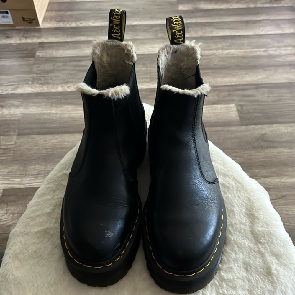2976 FAUX FUR LINED PLATFORM CHELSEA BOOTS. Size 6- ASIS